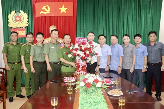 Lãnh đạo xã Thượng Đức tặng hoa chúc mừng Công an xã nhân Ngày truyền thống Công an nhân dân.